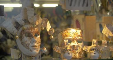 手工制作的面具威尼斯狂欢节玻璃扇橱窗